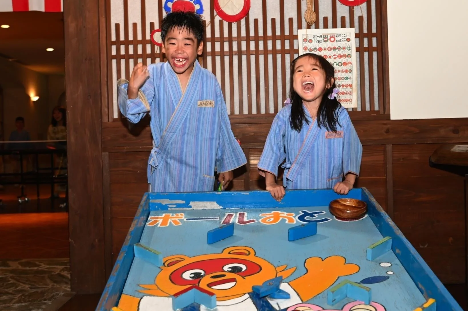 浴衣を着た子供たちがゲームで遊ぶ様子