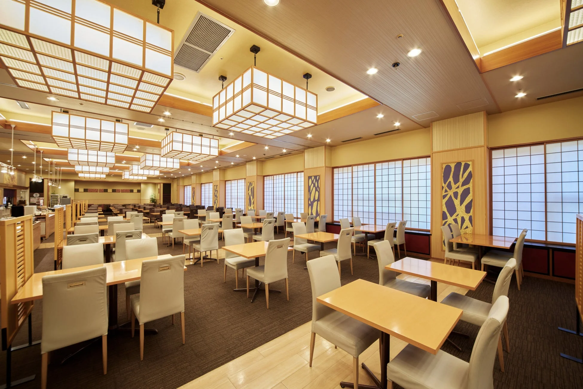 和風モダンなレストランのダイニングルーム