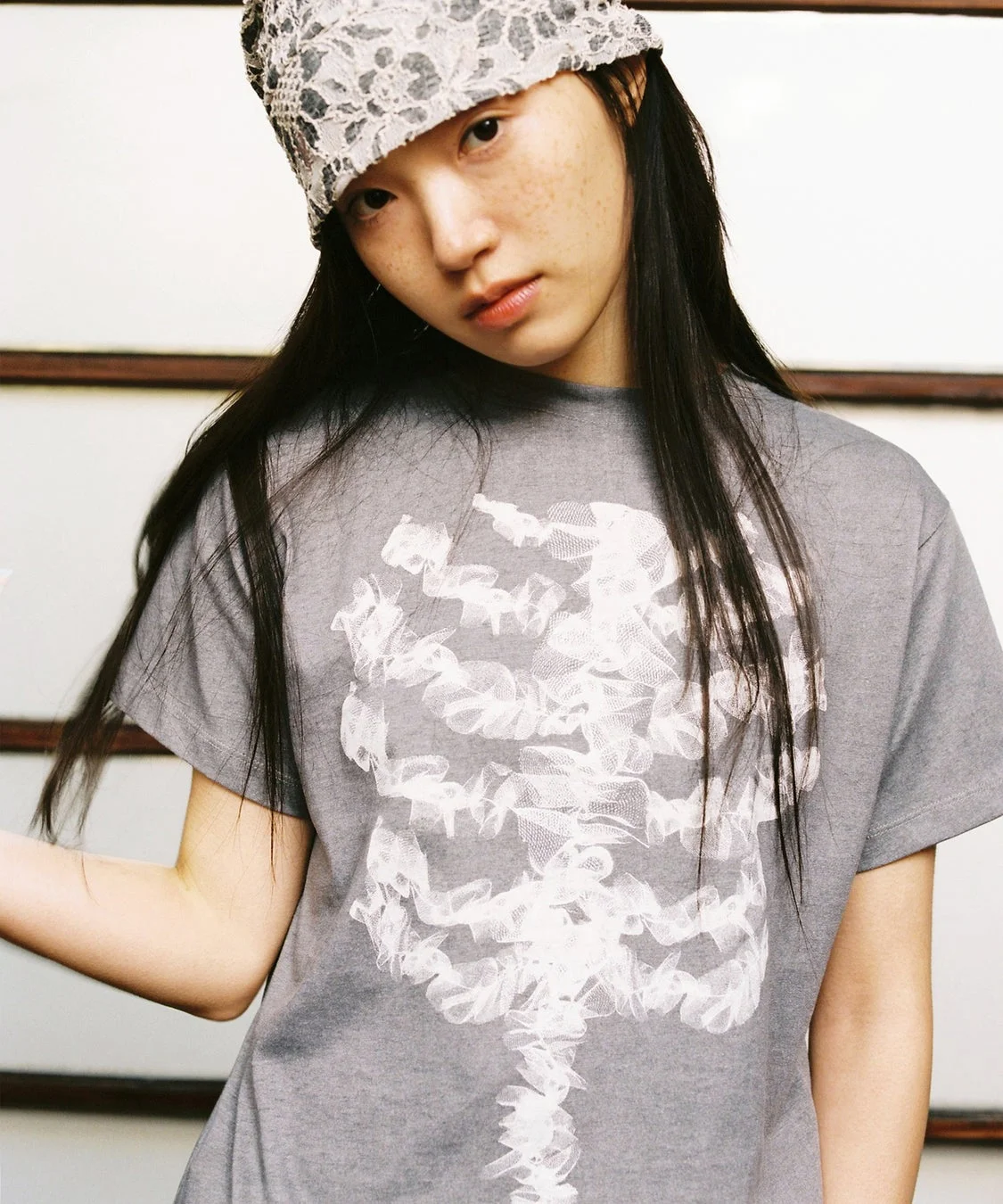 レースバンダナとグレーTシャツの女性