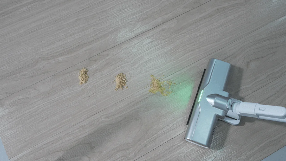 強力な吸引力で掃除する様子