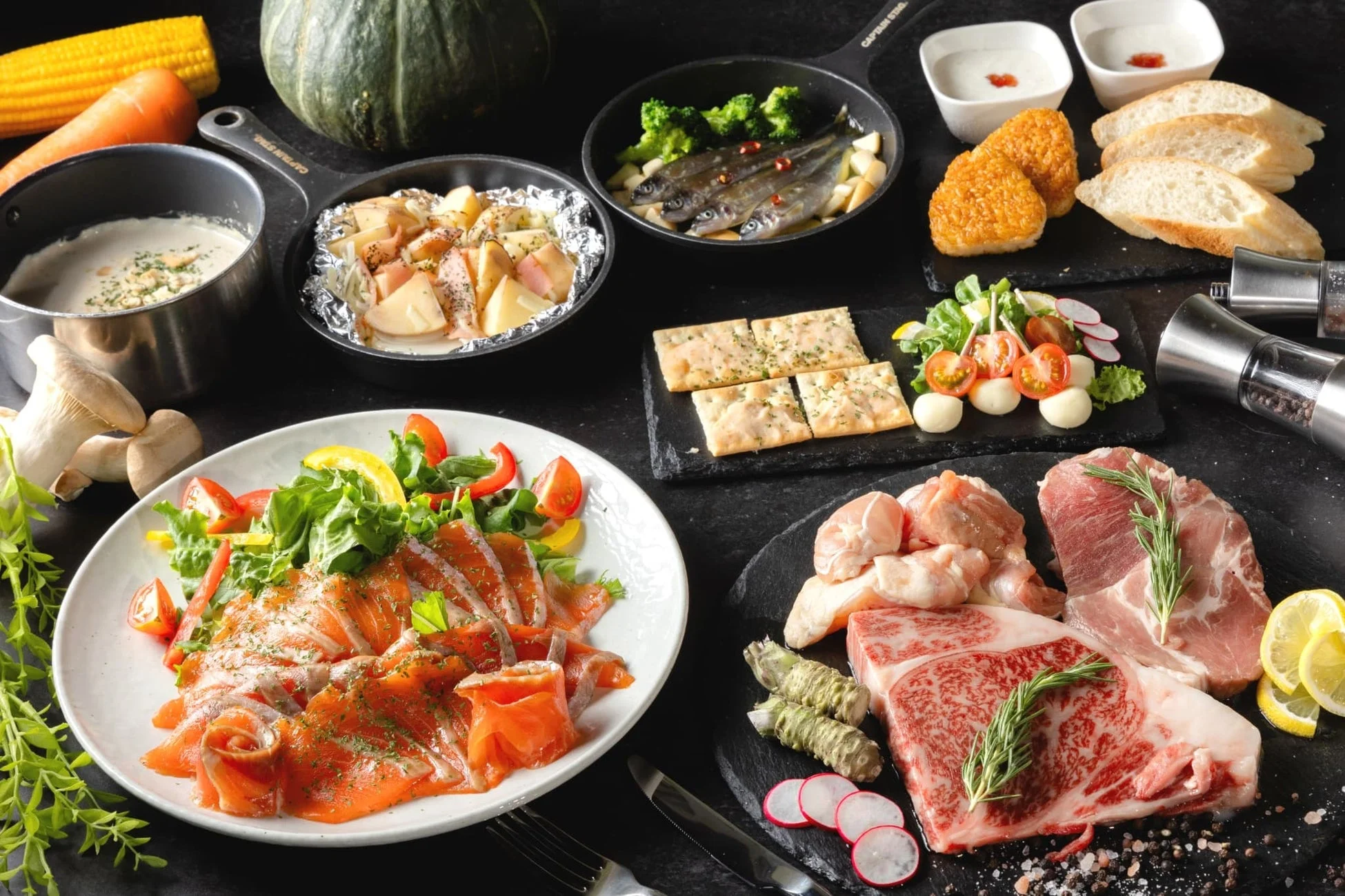 バーベキューやキャンプ飯、パーティーに最適な豪華な料理と新鮮な食材が豊富に並ぶ