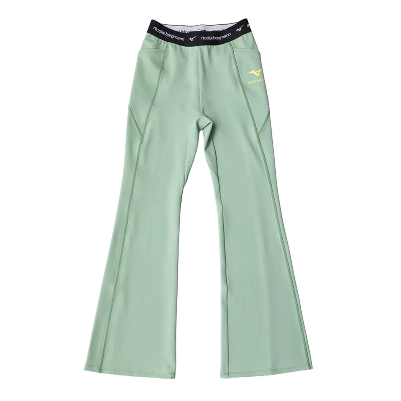 ミントグリーンのフレアパンツで、ウエストバンドと太もも部分に「nicolai bergmann」のロゴとMizunoのマークがデザインされています。スポーツやカジュアルなシーンに適しています。