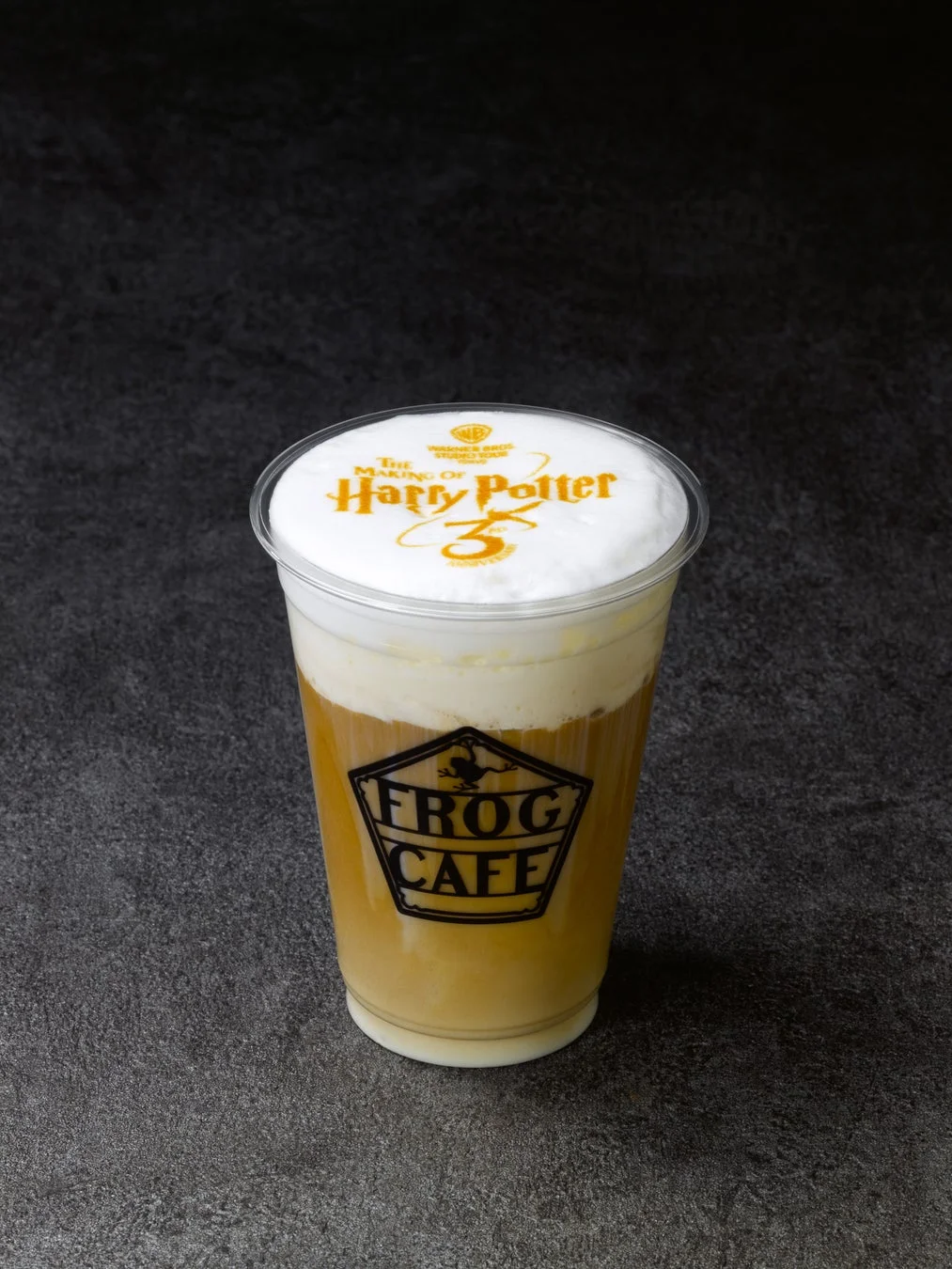 ハリー・ポッターの世界観を表現したドリンクで、FROG CAFEのカップにクリーミーな泡が乗っており、その泡には「THE MAKING OF Harry Potter」のロゴと「3」の文字がデザインされている