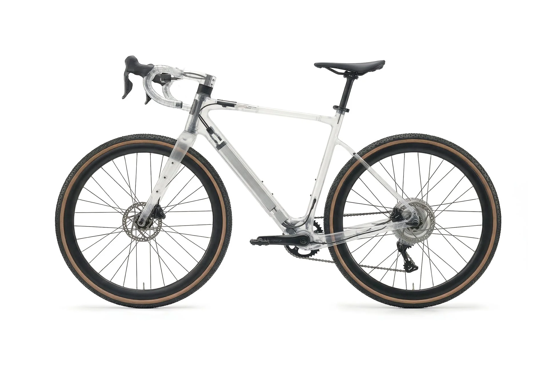 白い背景に透明なフレームが特徴的なグラベルバイク
