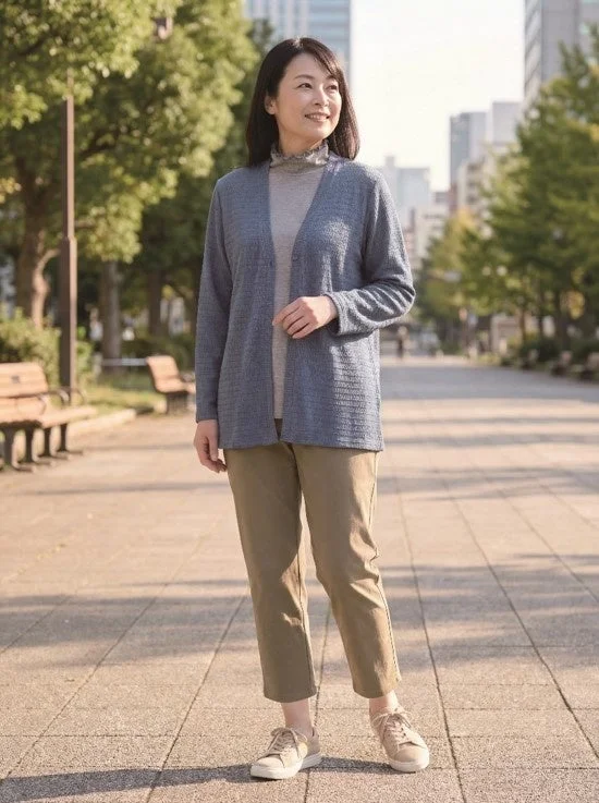 女性モデルがプルオーバー、カーディガン、パンツを着用