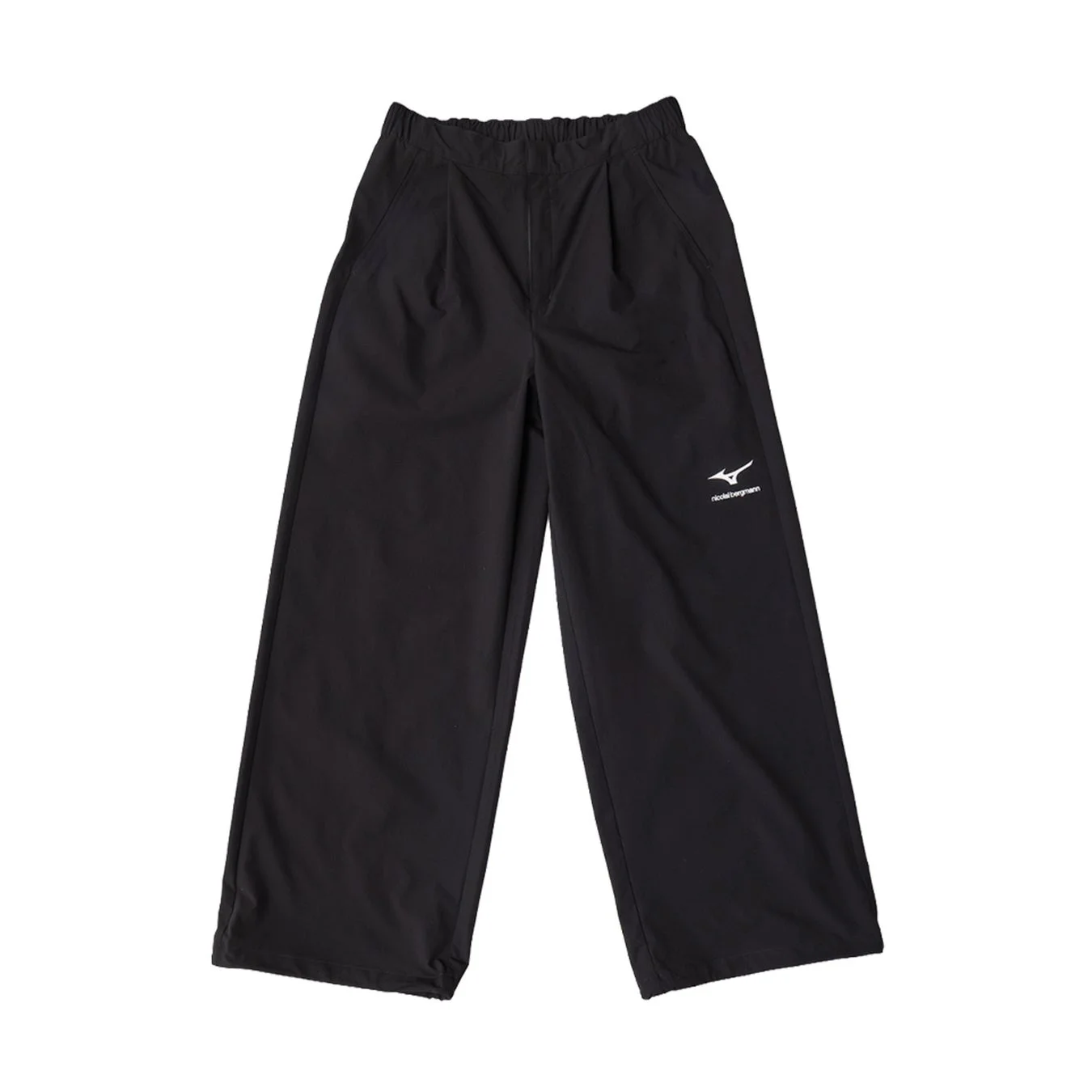 白背景に置かれた黒いワイドパンツの画像です。左太もも部分には、ミズノのランバードロゴと「nicolebergmann」の白い文字がプリントされており、スポーツカジュアルな印象を与えます。