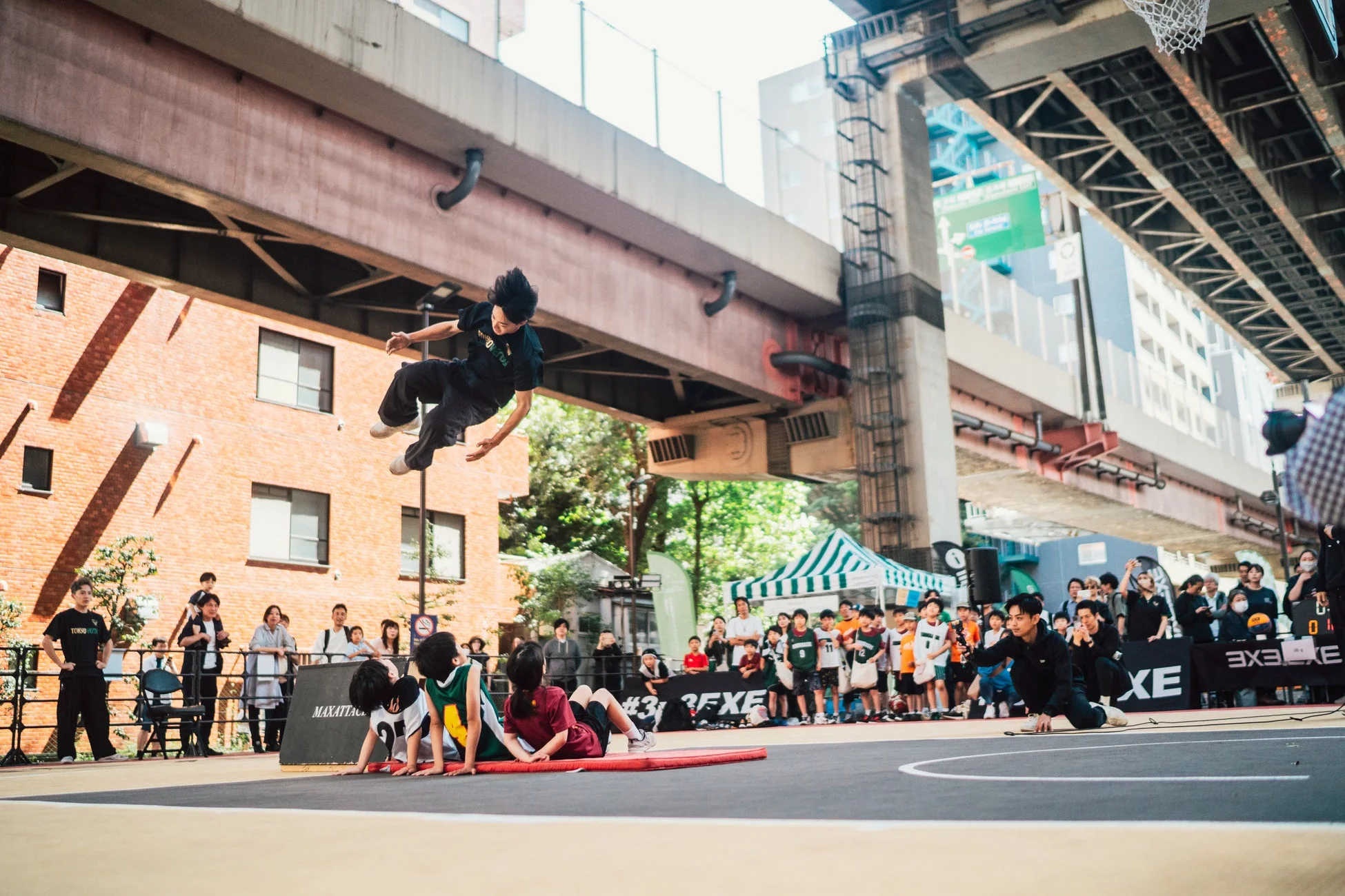 ストリートバスケットボールイベントでのパフォーマーのジャンプ