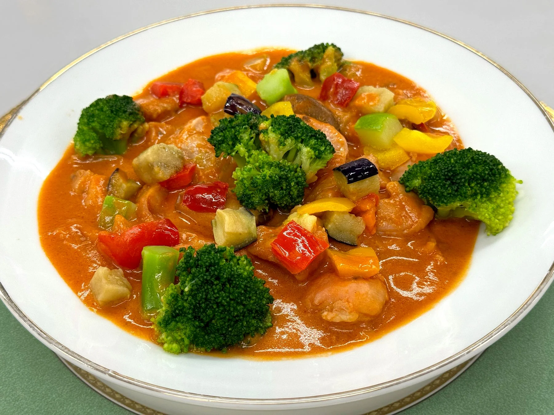 色とりどりの野菜が入った煮込み料理