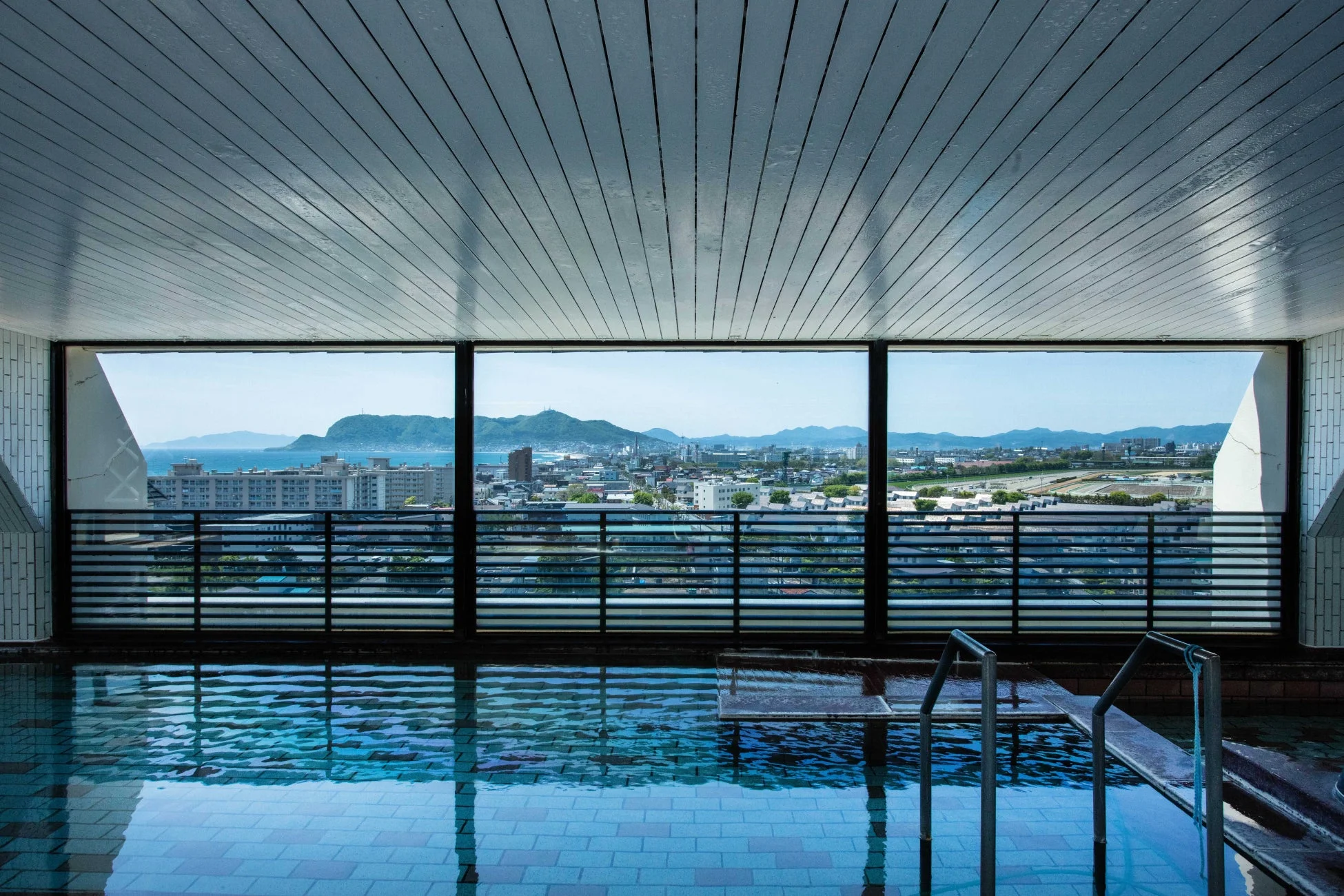 窓から広がる絶景を望む屋内浴場
