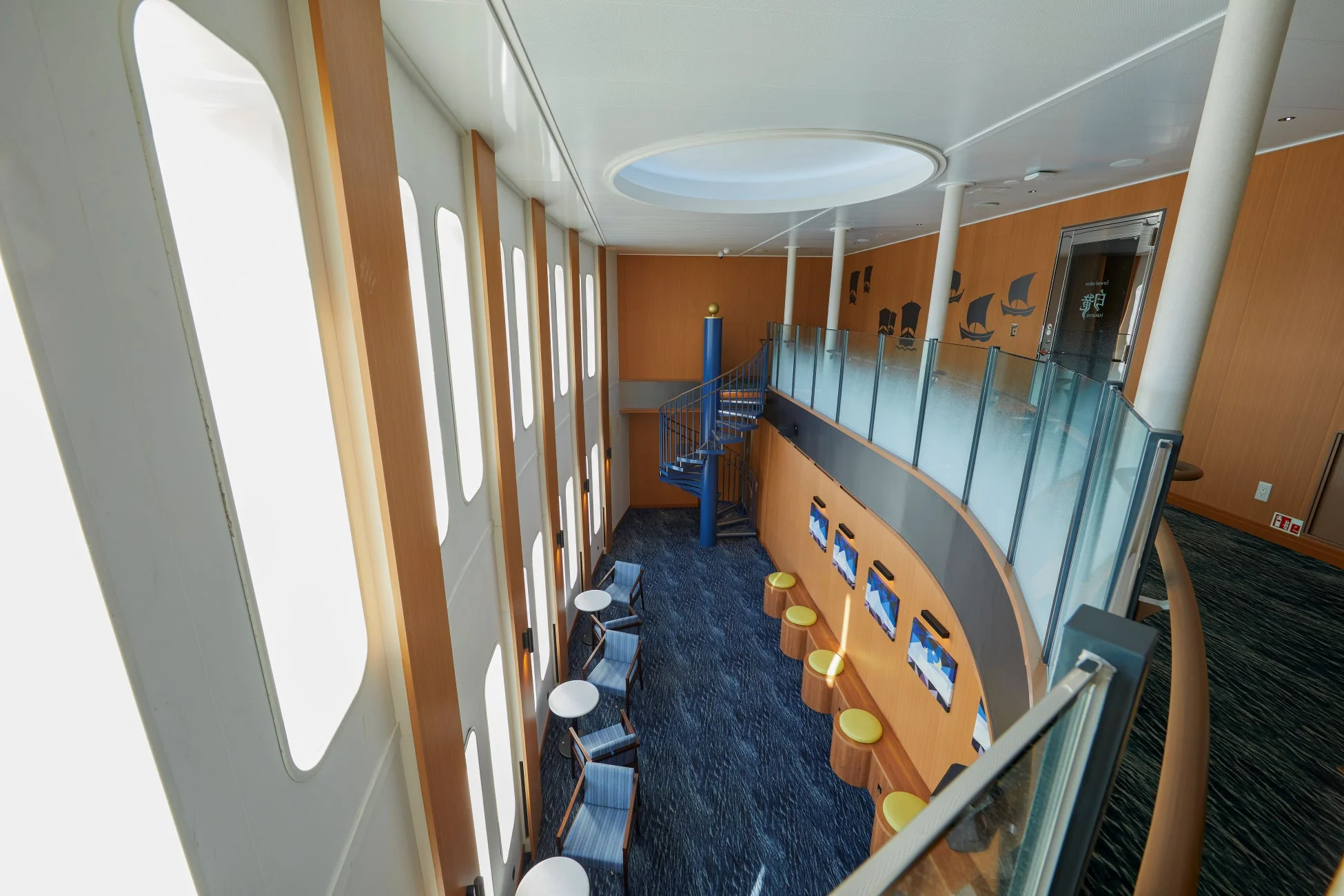 フェリーのラウンジ