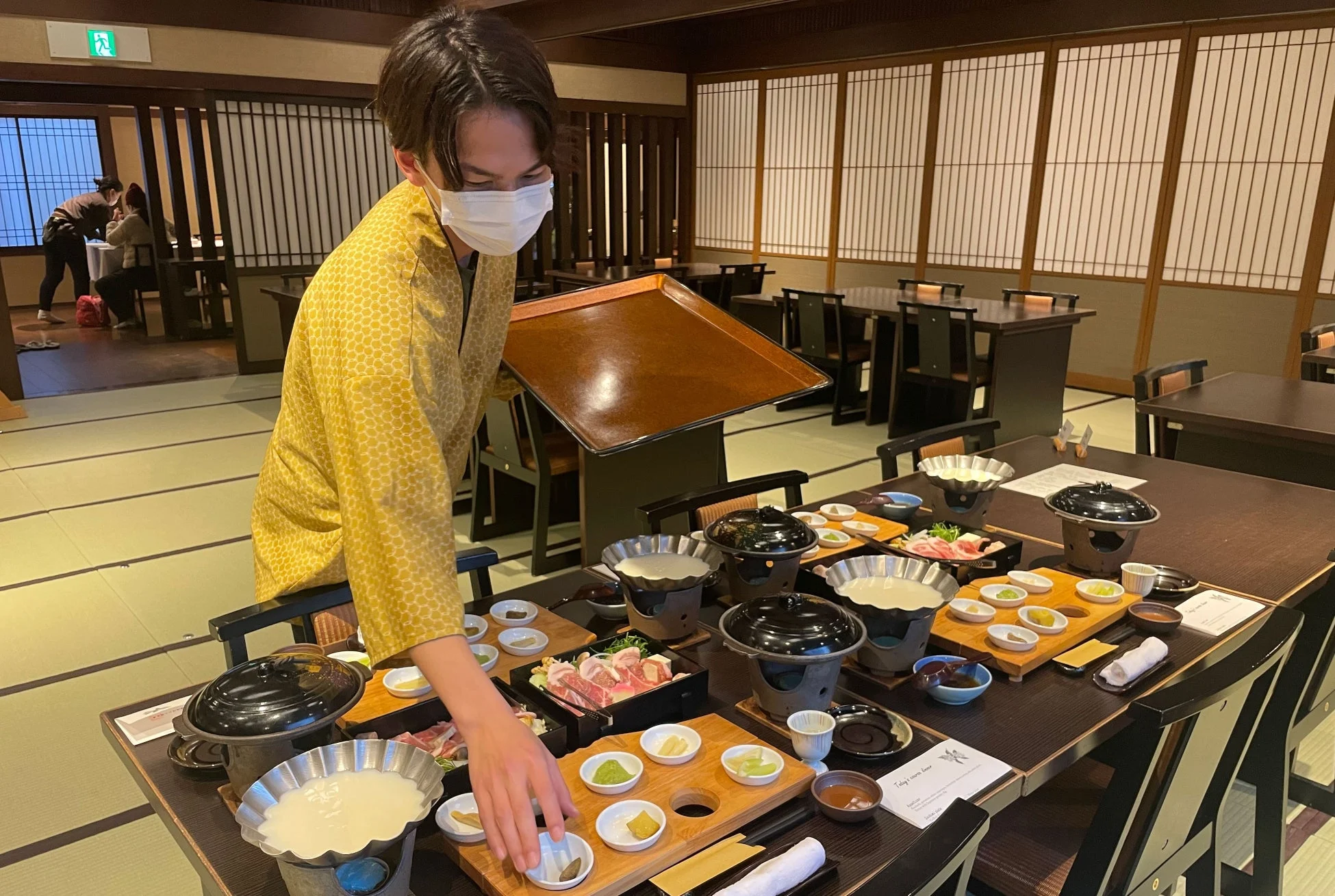 旅館での会席料理準備