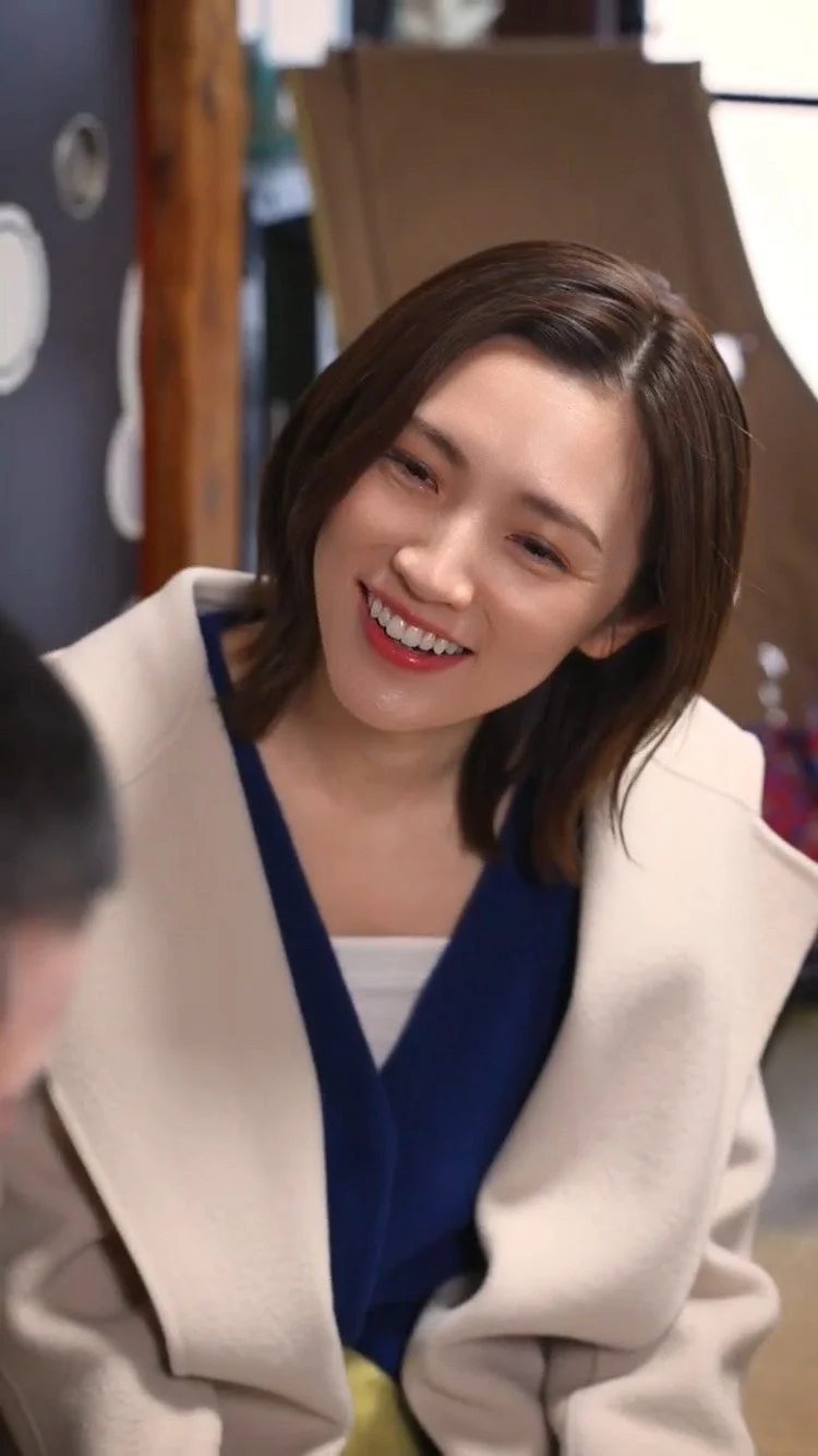 女性の笑顔のシーン