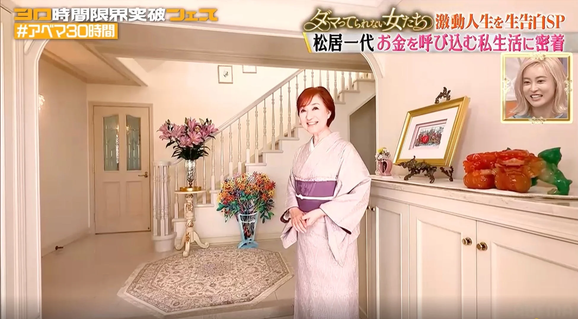 着物姿で自宅の玄関に立つ松居一代さん