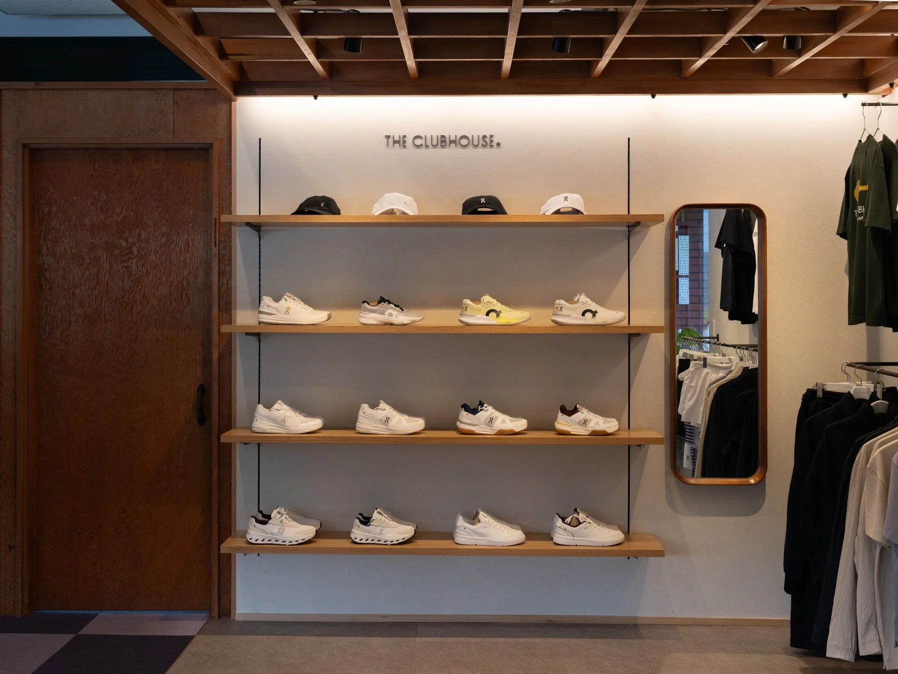 スニーカーとキャップのディスプレイ