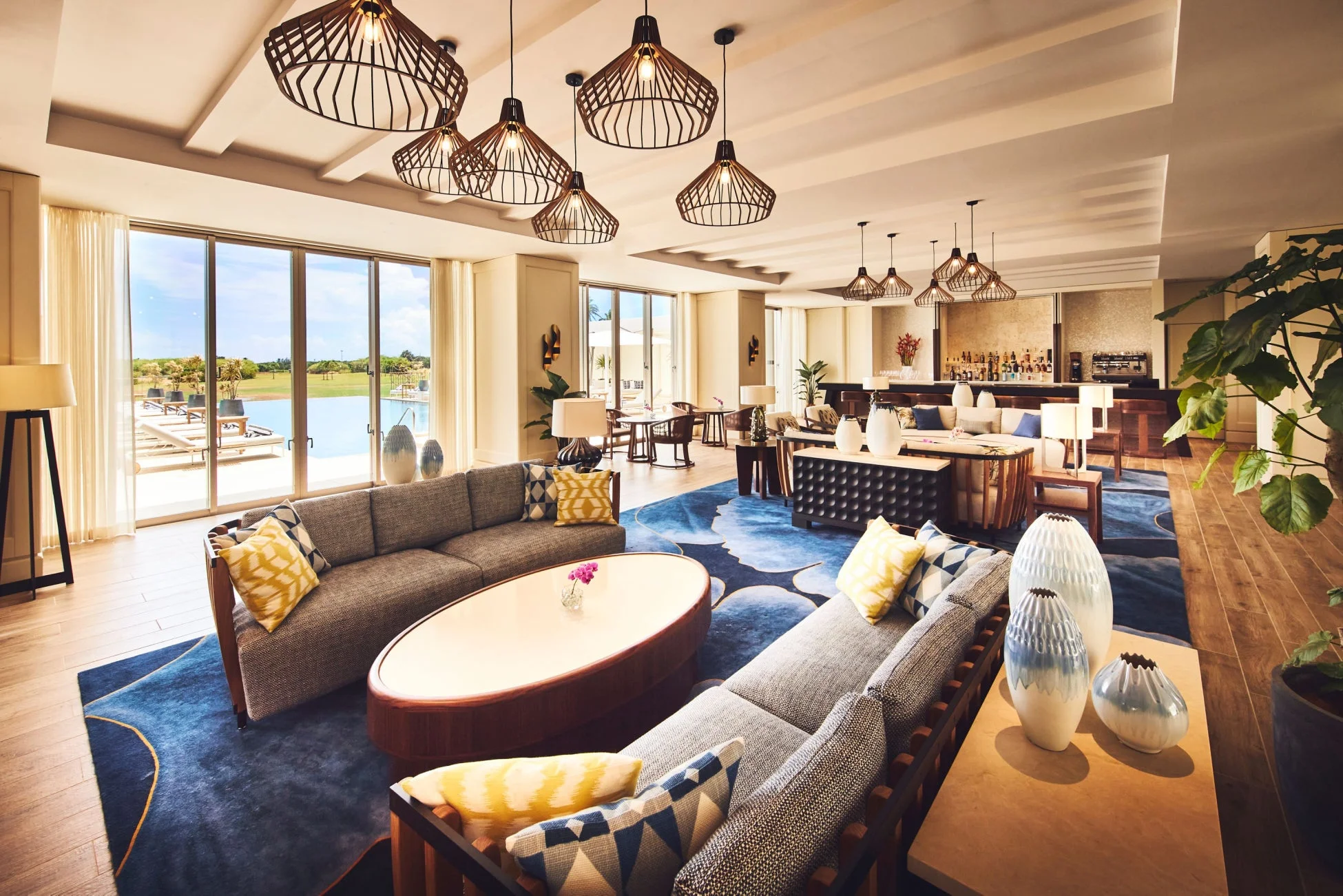 ANAインターコンチネンタル石垣リゾートの豪華でモダンなラウンジ