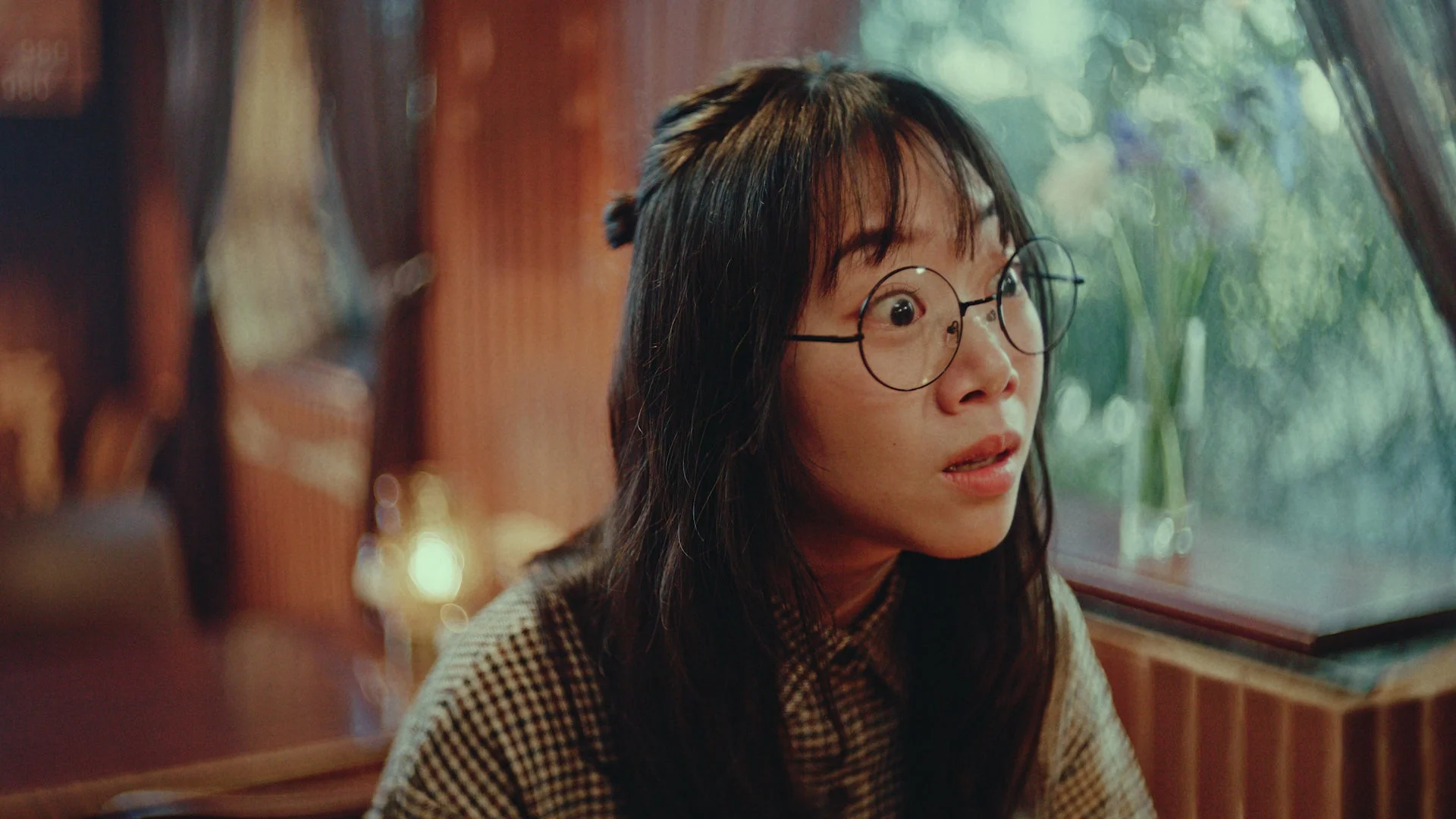 驚いた表情の後輩役の女性