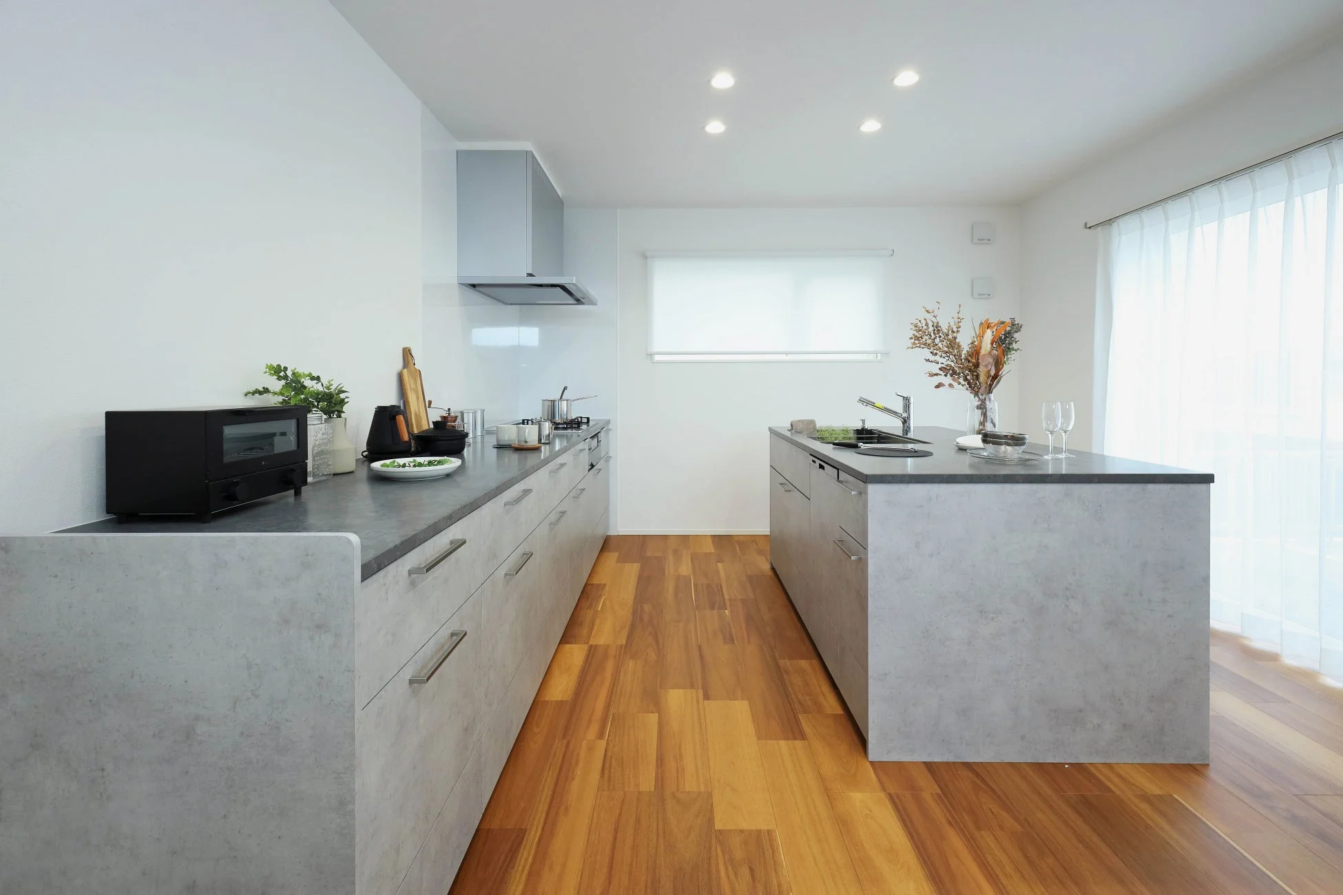 モダンで広々とした対面式キッチン