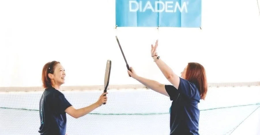 室内でラケットスポーツを楽しむ2人の女性