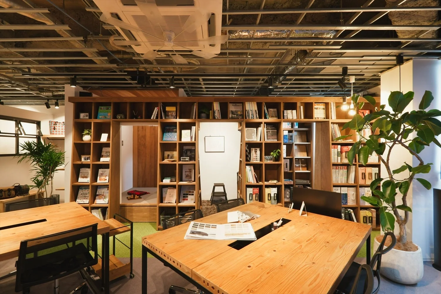 書籍が並ぶ落ち着いた空間