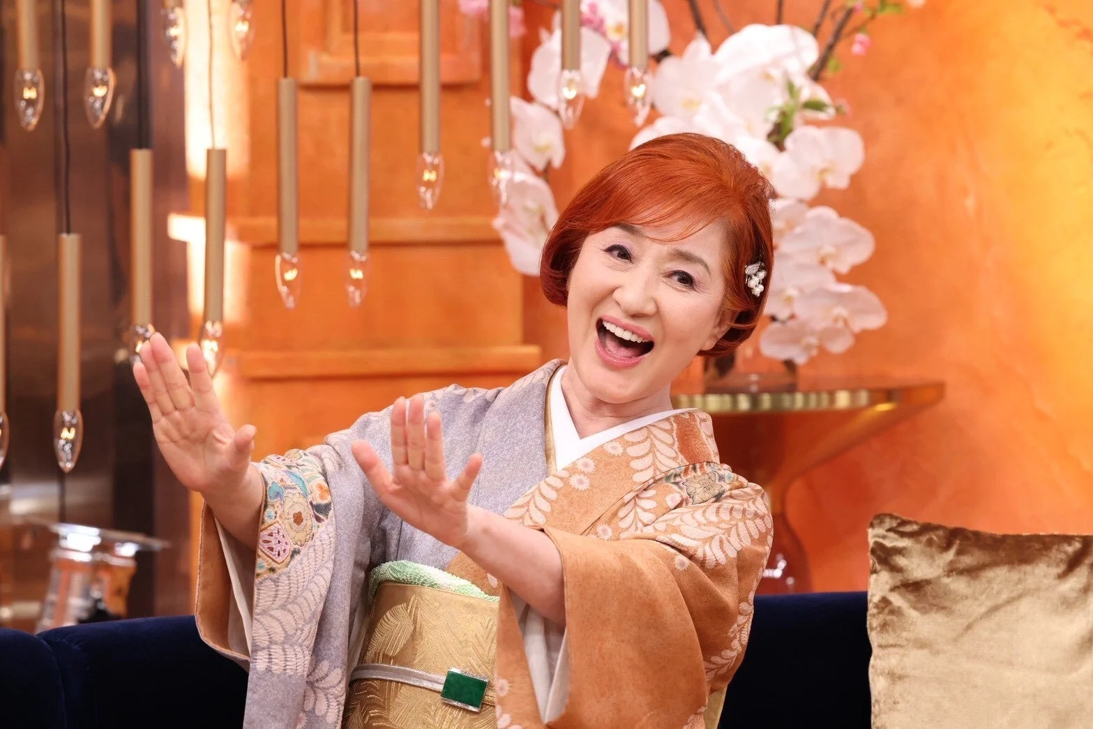 スタジオで笑顔を見せる松居一代さん