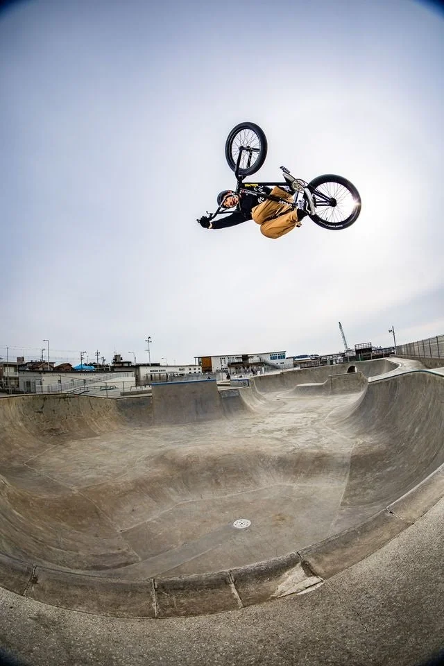 BMXライダーが空中でトリックを披露