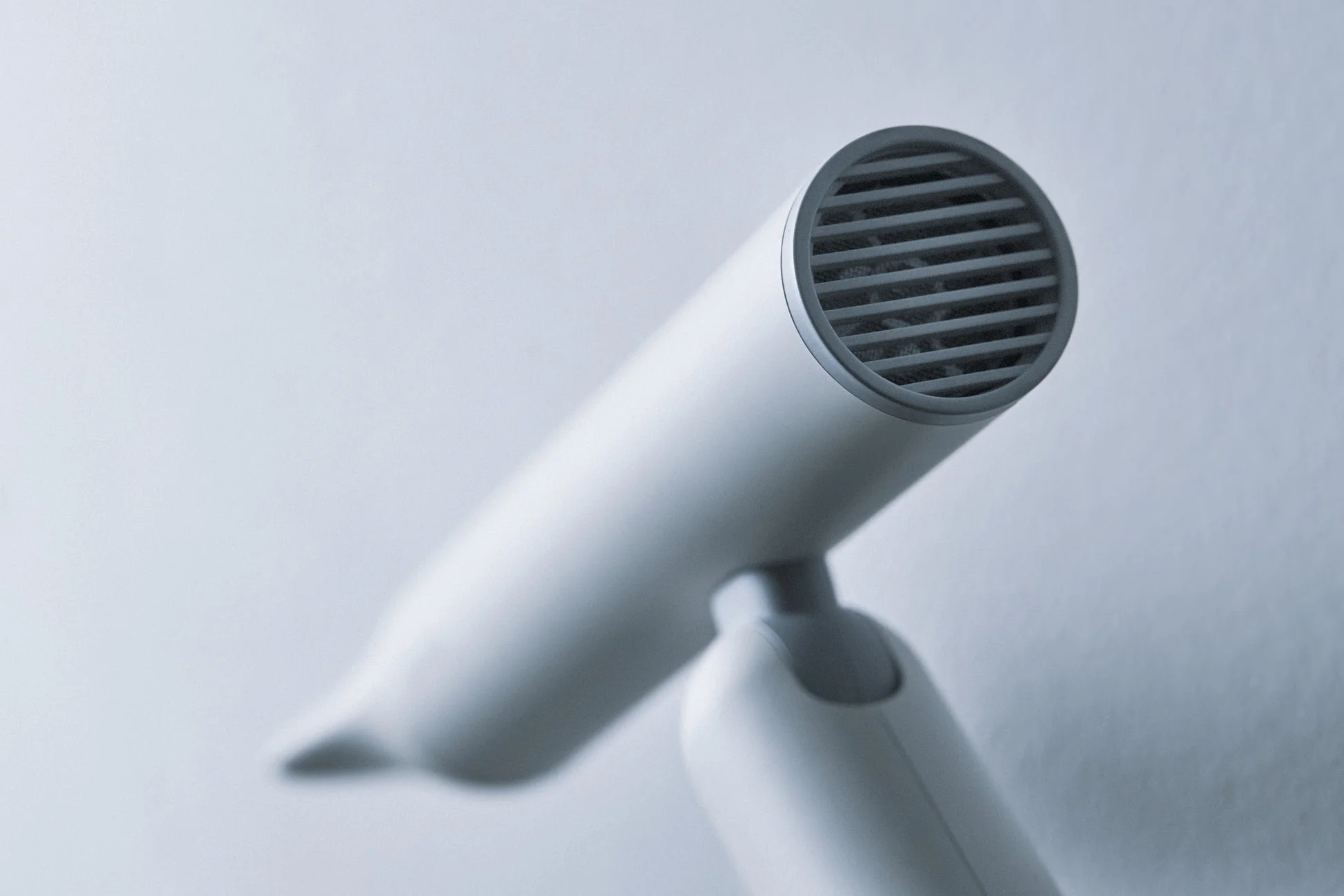 白いヘアドライヤーのクローズアップ写真
