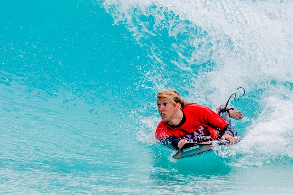 波に乗るボディボーダー