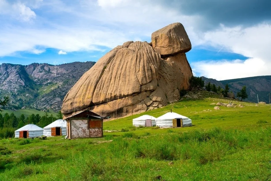 モンゴルのゲルと草原
