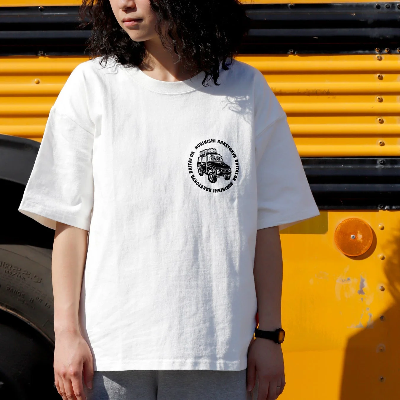 白いTシャツを着た女性