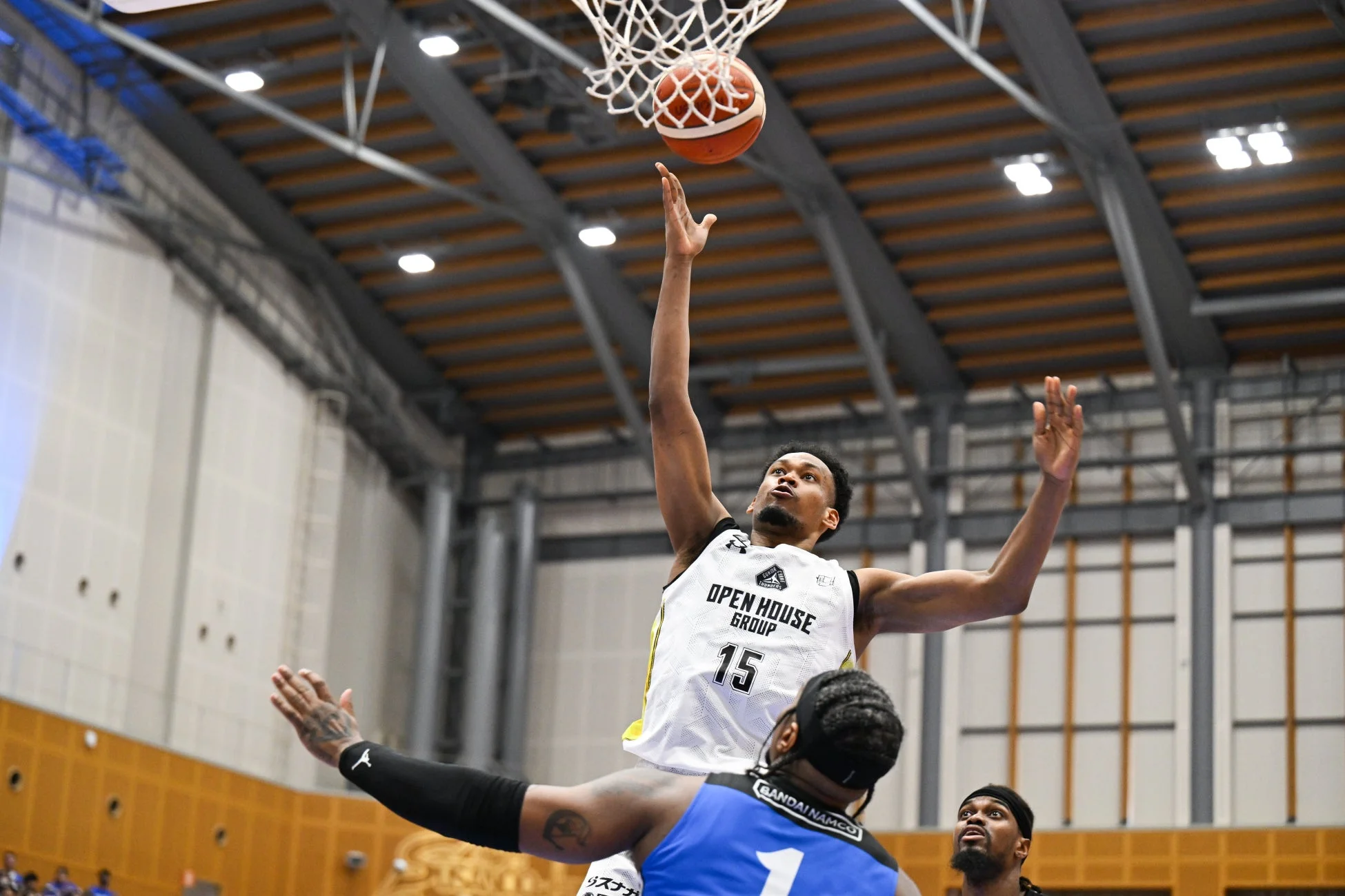 シュートを放つ選手