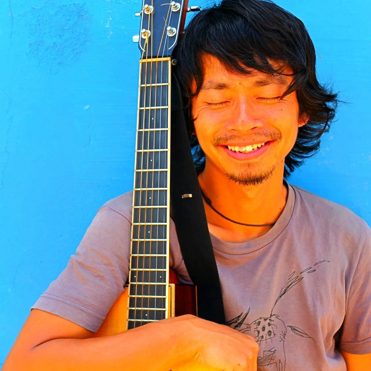 ギターを抱える男性