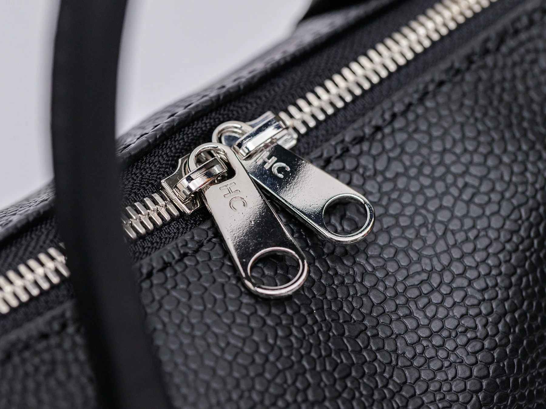 「HC」の刻印が施されたファスナー引手