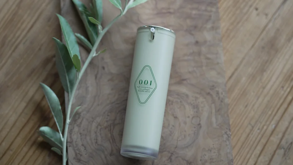 木目の背景に置かれた美容液ボトル