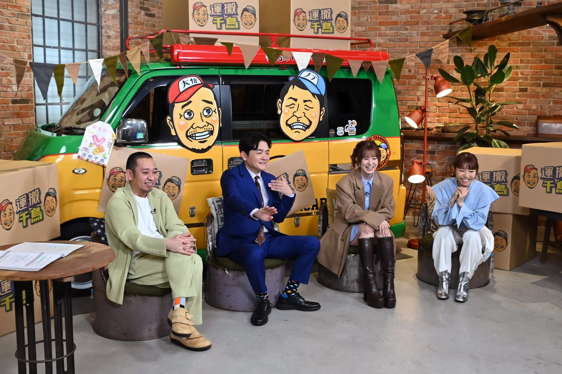 千鳥とゲストがトークする様子