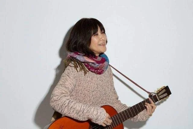 ギターを弾く女性