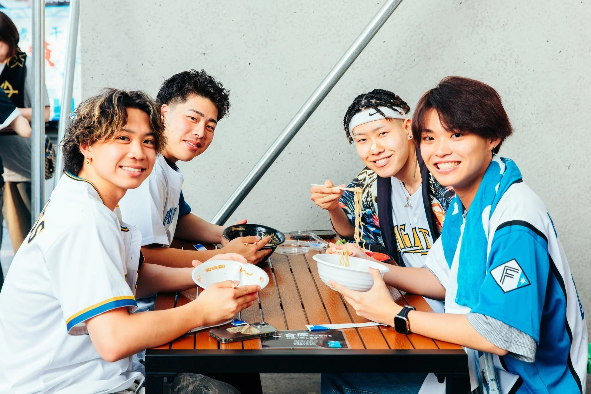 屋外で食事を楽しむ人々