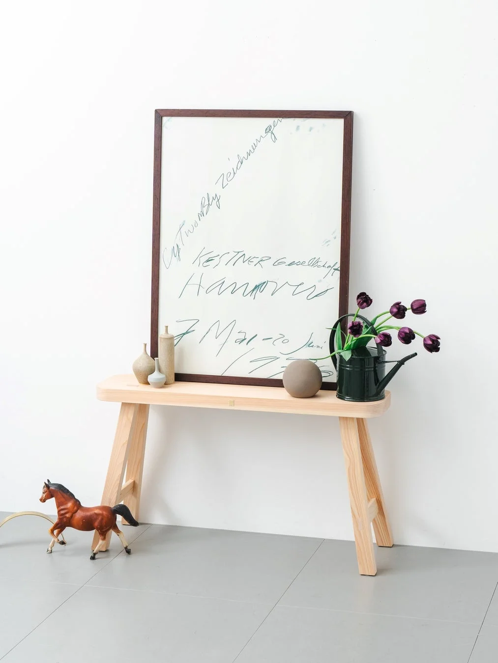 アート作品や花瓶が置かれたベンチ