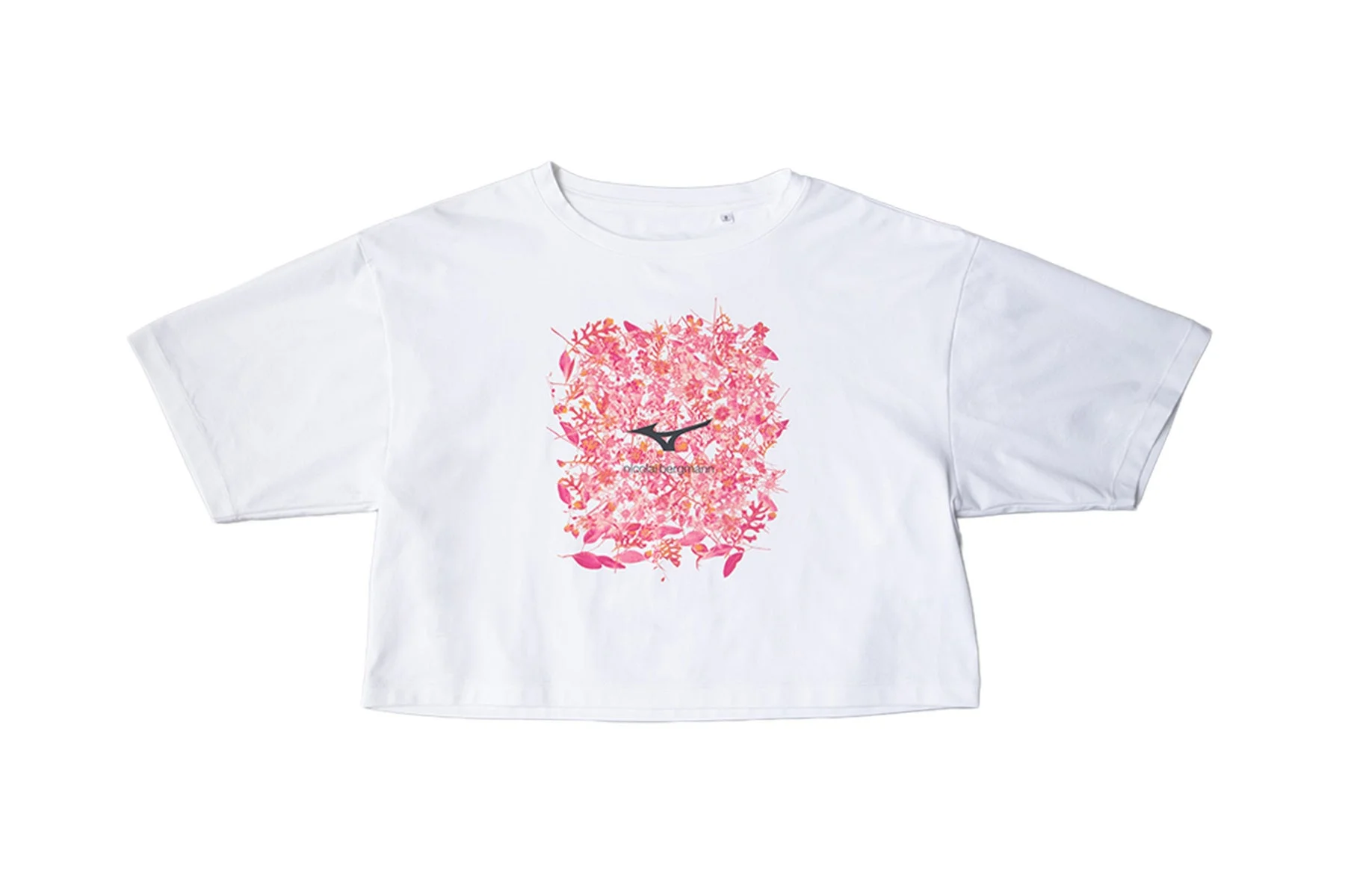 白い半袖Tシャツの中央に、ピンクや赤系の葉っぱのような模様がデザインされています。その模様の中にミズノのロゴと「nicolai bergmann」の文字が見えます。