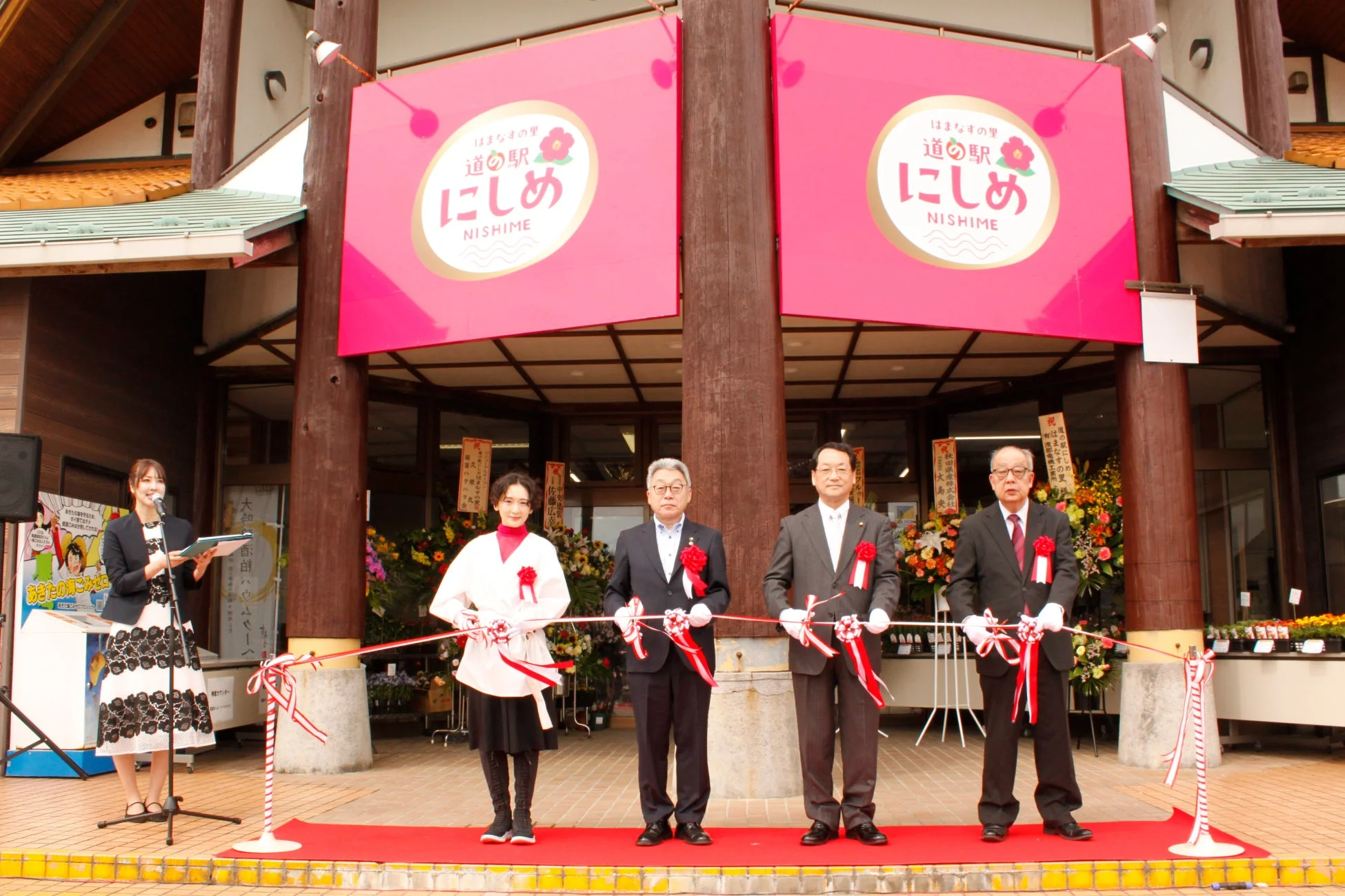 テープカットの様子