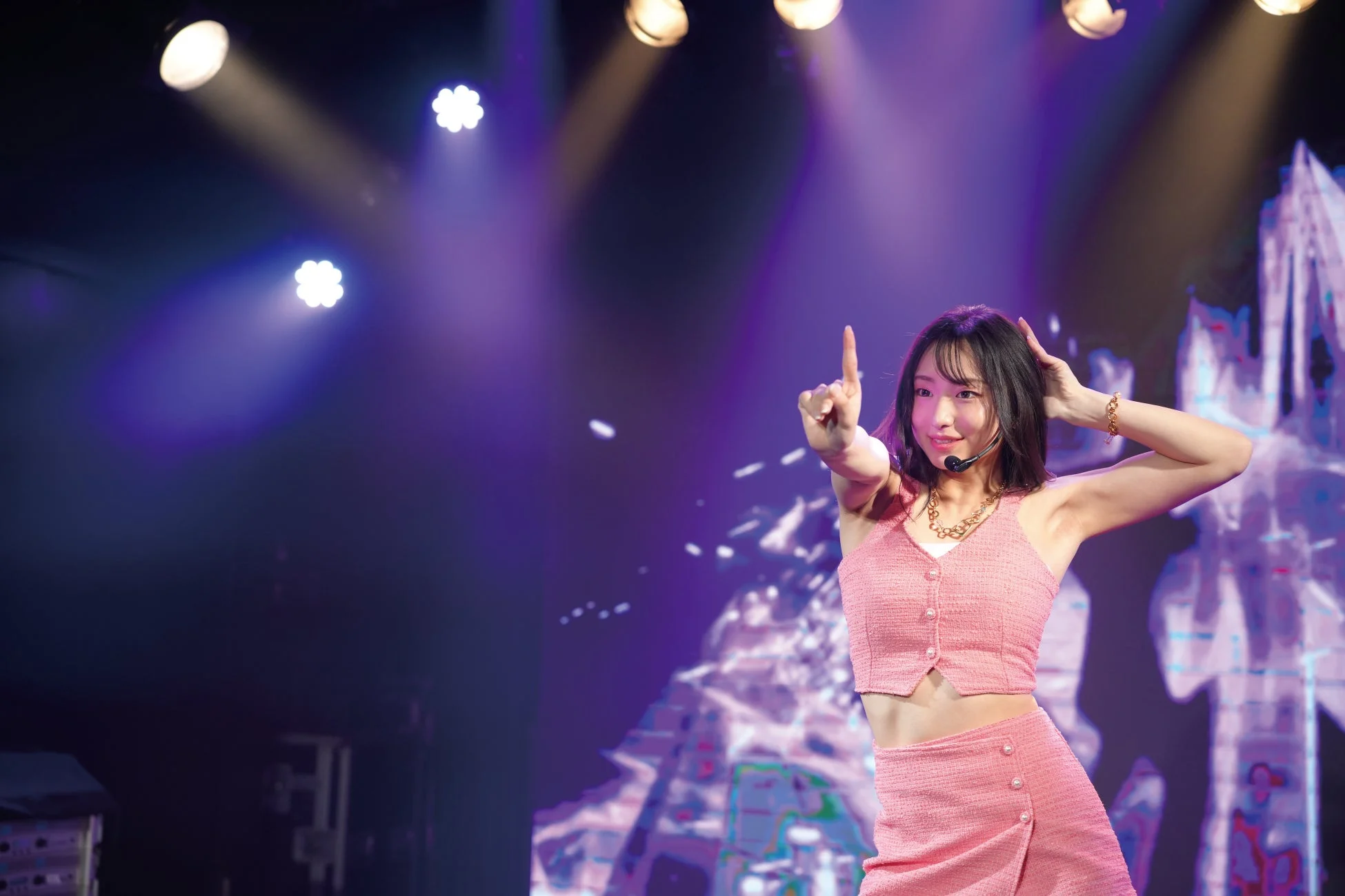 ステージでパフォーマンスする女性アーティスト