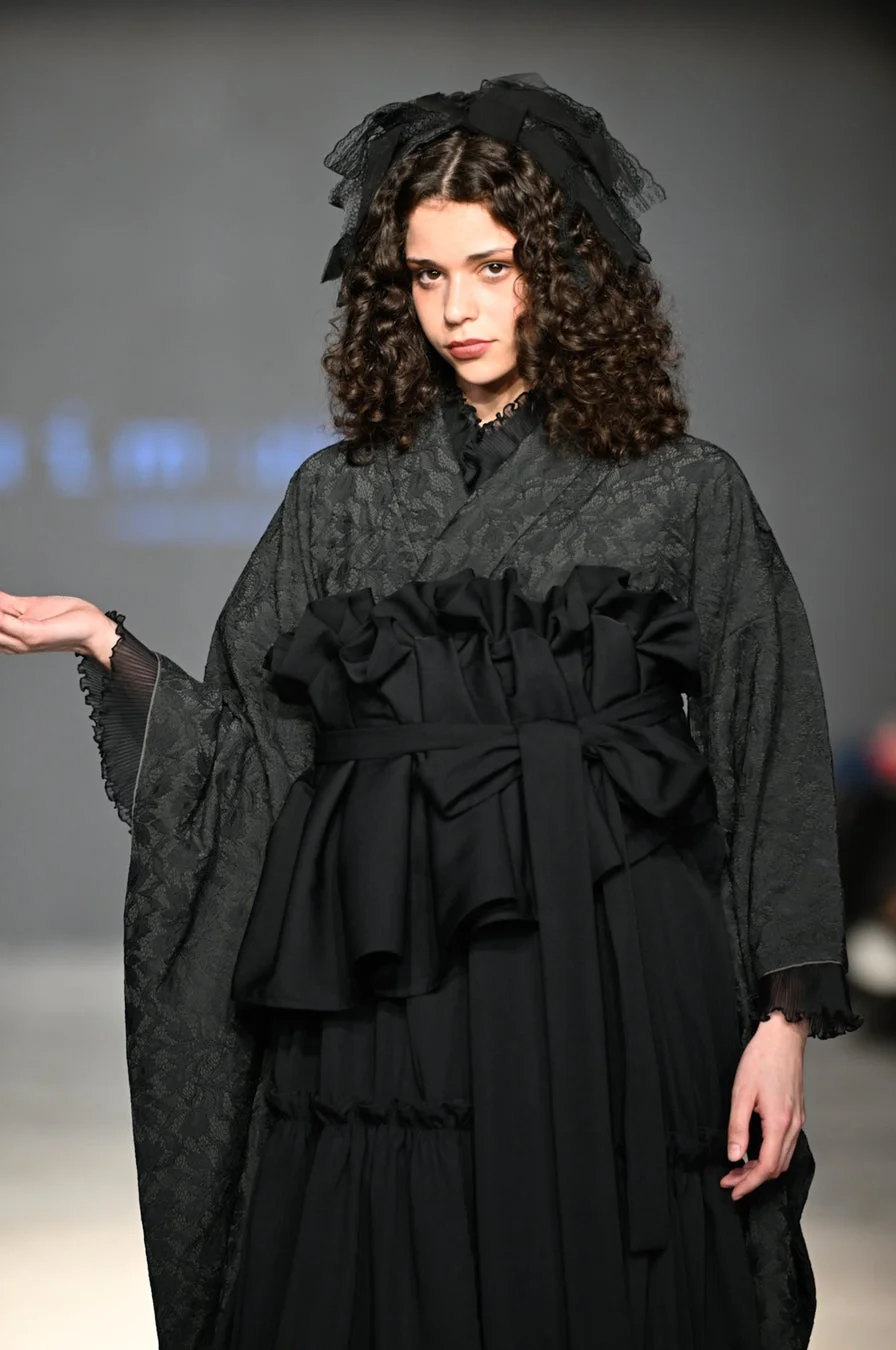 黒い着物風の衣装