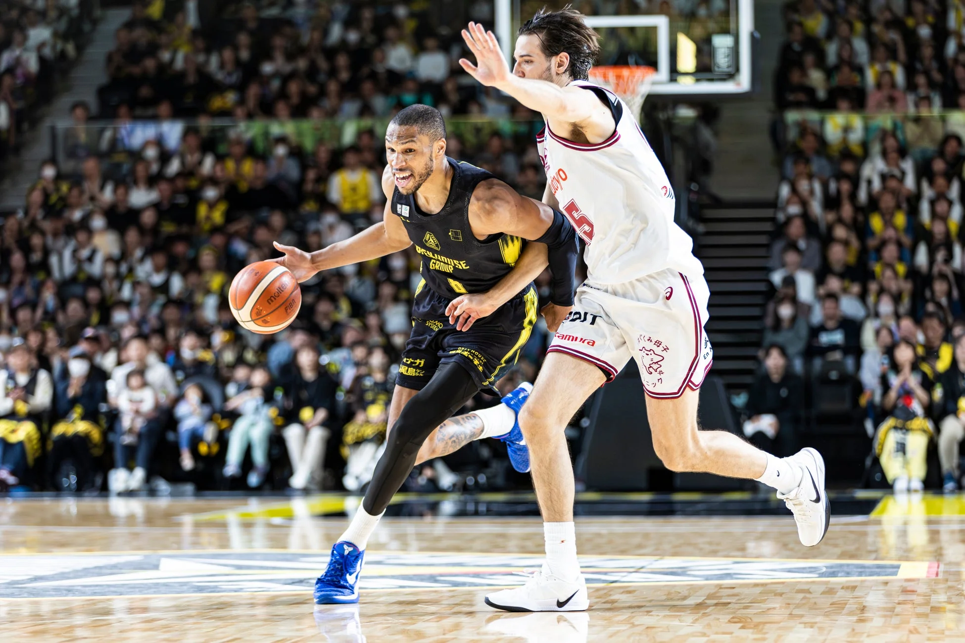 ドリブルする選手