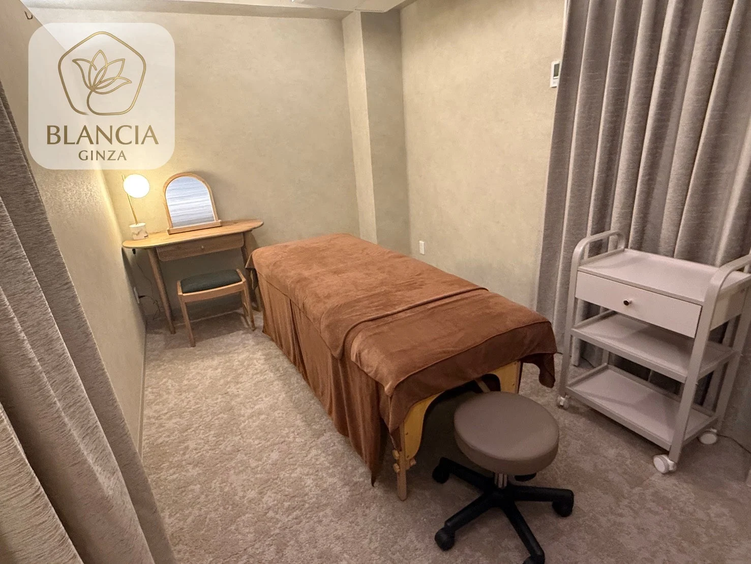 施術室の様子と商品棚