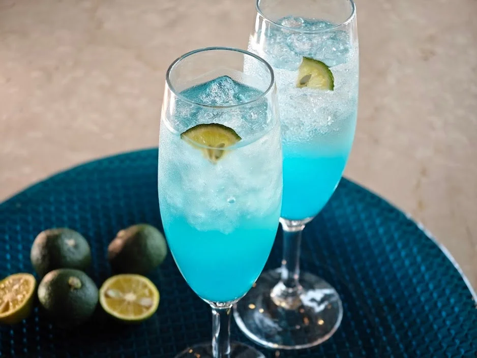 青いカクテルが並ぶテラス