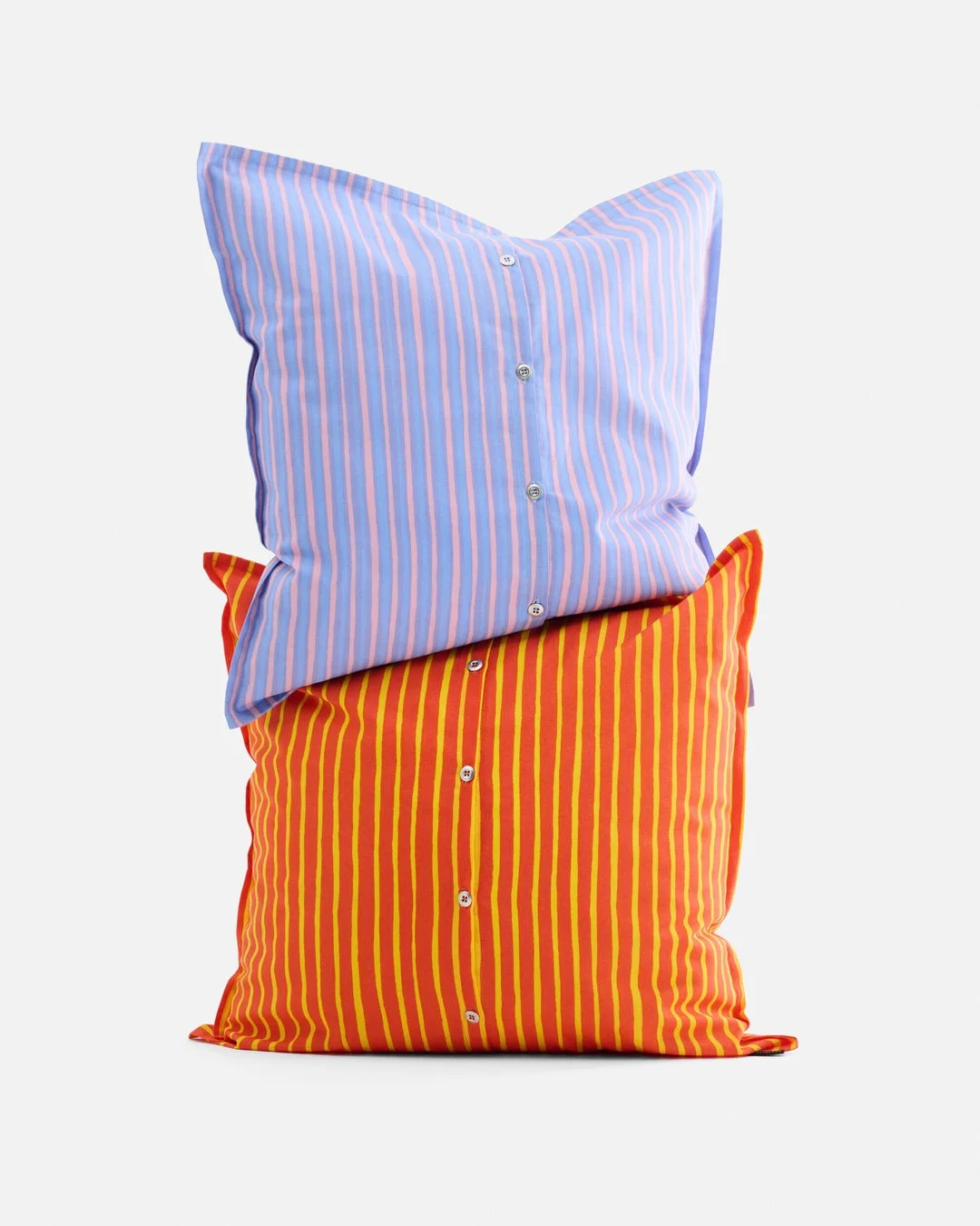 重ねられたストライプクッション