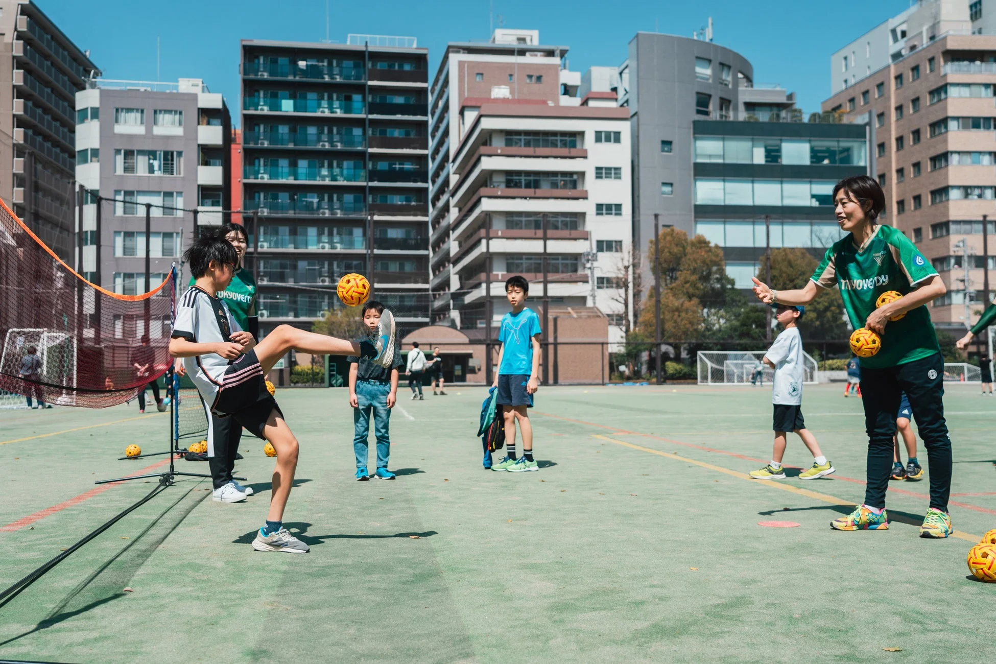 子供たちがセパタクローの練習をする様子
