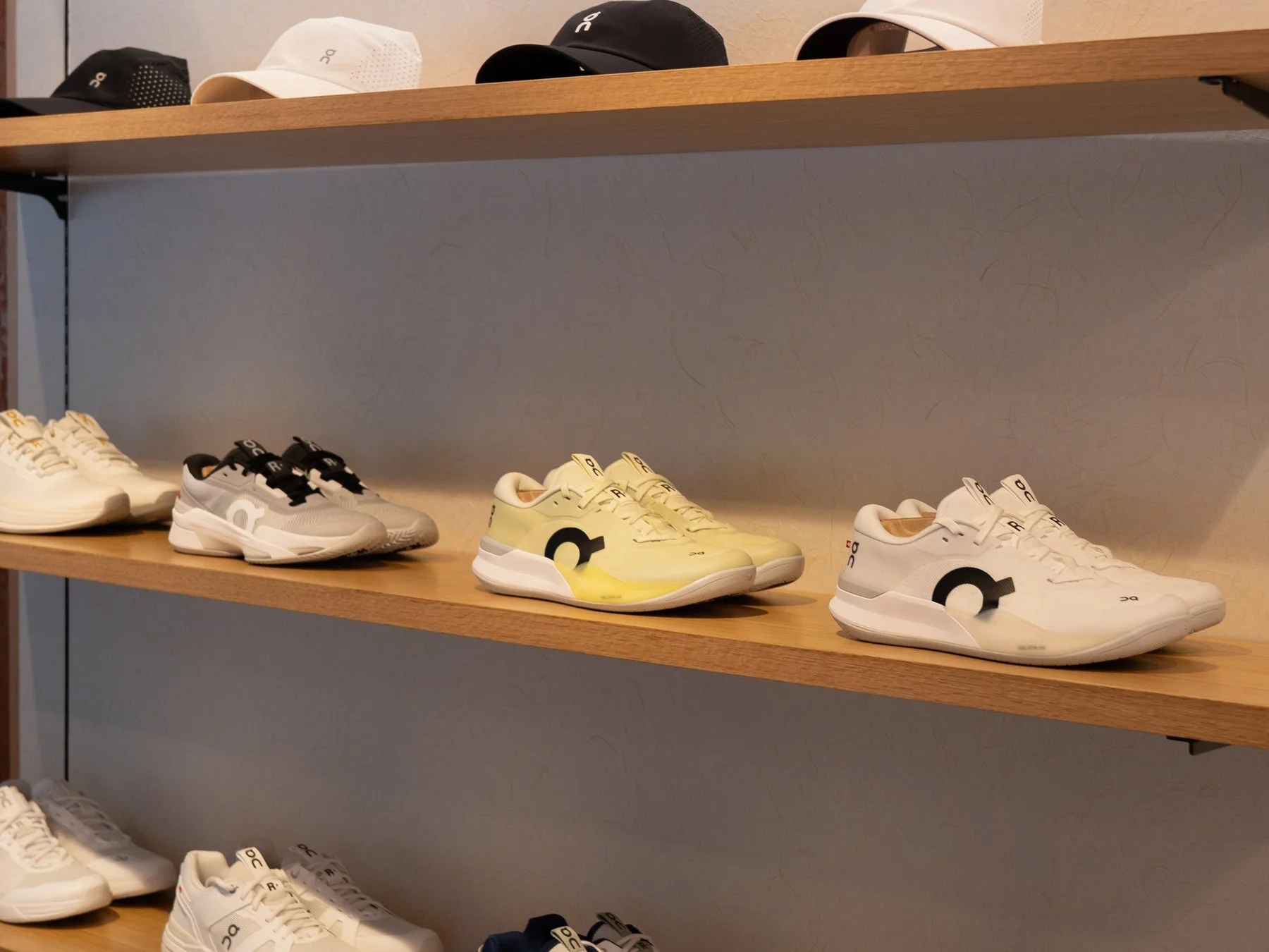 整然と並べられたスニーカーとキャップ