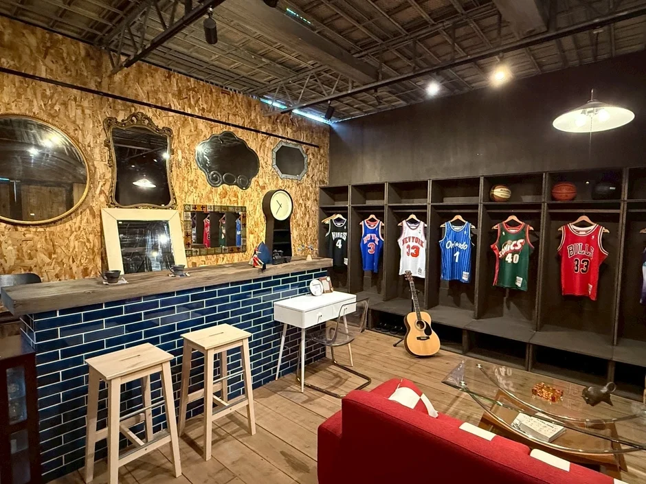 レトロなスポーツバー風インテリア