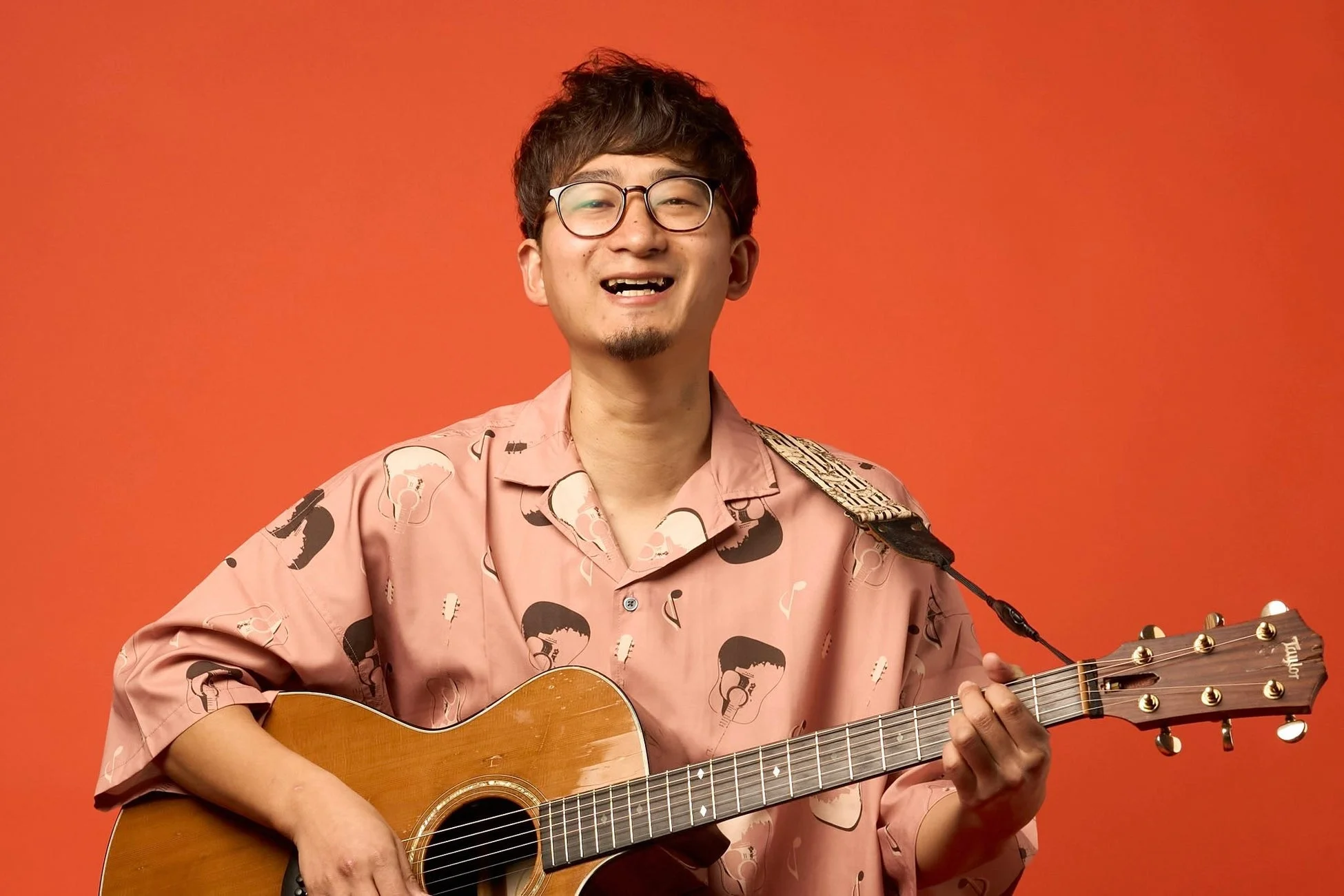 ギターを弾く男性