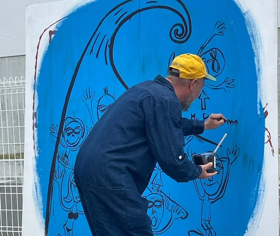 壁画を描く画家